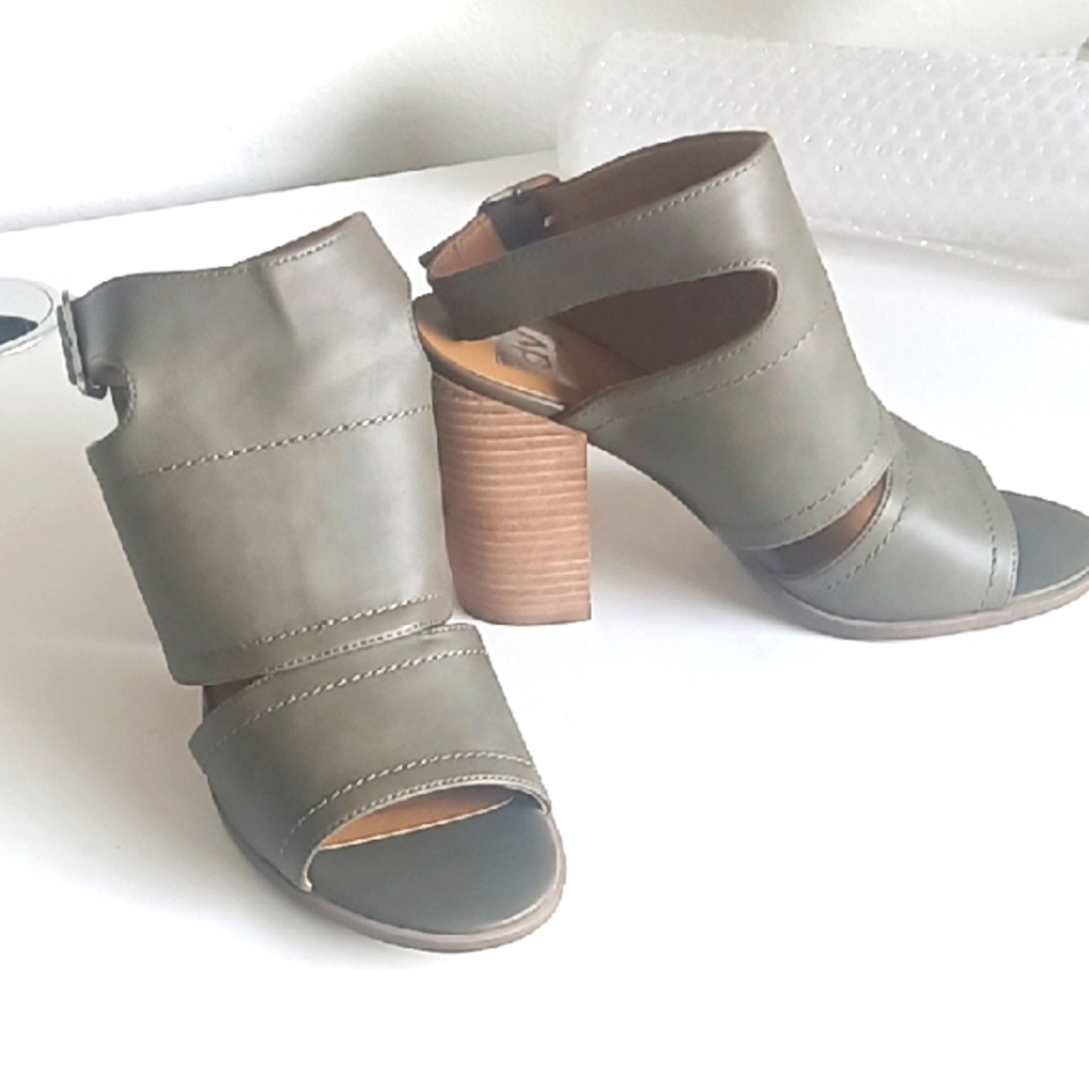 Olive Green Block Heels Peep toe By DV By Dolce Vita Brita Like New! Size 10